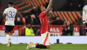 Leny Yoro rayakan sukses MU kalahkan Lyon di perempat final Liga Europa. (Oli SCARFF / AFP)