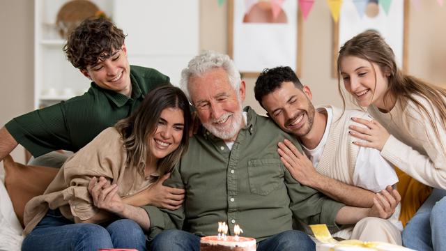 Ilustrasi orang tua ulang tahun