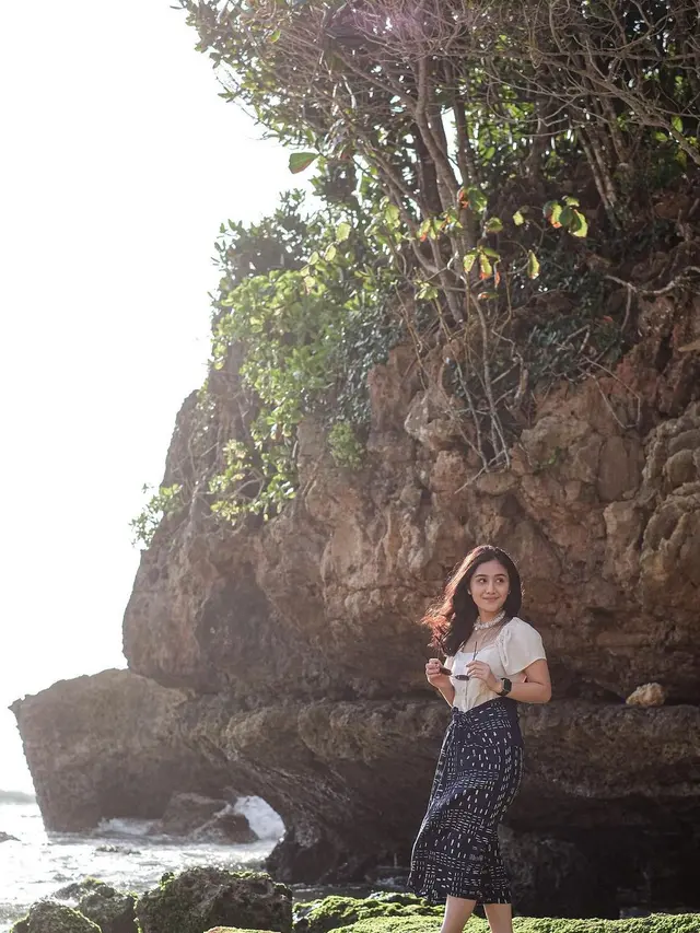 Kangen Liburan Ini 7 Gaya Zulfa Maharani Pemeran Gina Film Bebas Saat Travelling