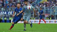 Striker Arema FC, Jonathan Bauman, saat berduel dengan gelandang Persib Bandung, Esteban Vizcarra, dalam laga pekan kedua Shopee Liga 1 2020 di Stadion Kanjuruhan, 8 Maret 2020. (Bola.com/Iwan Setiawan)