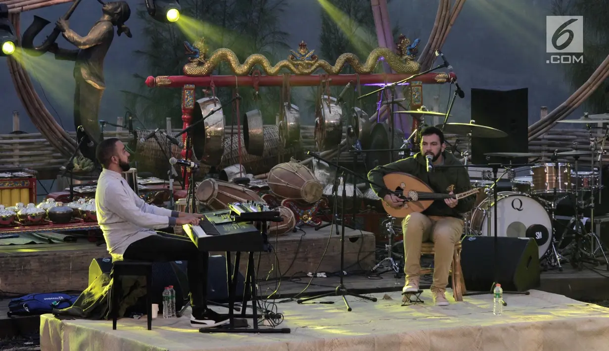 Duo asal Perancis, Insula, tampil pada hari kedua Jazz Gunung 2018 di Kawasan Gunung Bromo, Jawa Timur, Sabtu (28/7). Pagelaran berskala internasional tersebut berlangsung selama 3 hari mulai tanggal 27 sampai 29 Juli. (Liputan6.com/HO/Ridhwan Siregar)