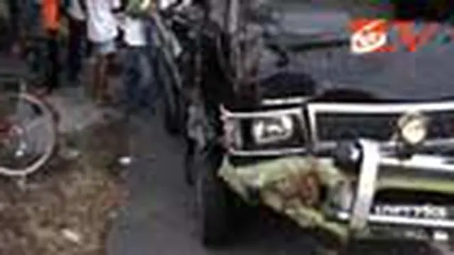 Mobil Bermuatan Beras Terguling