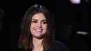 Usai hadir di Met Gala 2017, The Weeknd pun mengunggah fotonya bersama Selena di karpet merah. Pada foto tersebutlah ia mendapat komentar menyenangkan dari ibunda Selena, Mandy Teefey. (AFP/Bintang.com)