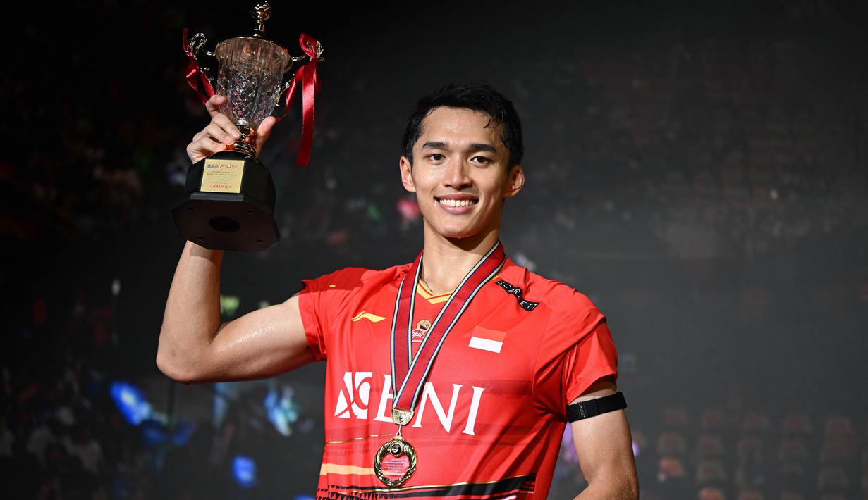 Selebrasi tunggal putra Indonesia, Jonatan Christie, setelah keluar sebagai juara Hong Kong Open 2023 yang berlangsung di Hong Kong Coliseum, Minggu (17/9/2023) sore WIB. Kemenangan yang diraih Jonatan Christie di Hong Kong Open 2023 sangat bersejarah. Jojo menjadi tunggal putra pertama Indonesia yang juara di ajang tersebut, setelah 25 tahun. (AFP/Peter Parks)