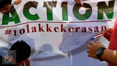 Sejumlah anak yang tergabung dalam Rumah Amalia Ciledug melakukan aksi tanda tangan di Jalan MH Thamrin, Jakarta (07/02). Aksi ini dalam rangka mengajak masyarakat untuk menghilangkan rasa ketakutan dan menciptakan rasa aman. (Liputan6.com/Fery Pradolo)