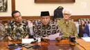 Ketua Umum Pengurus Besar Nahdlatul Ulama (PBNU), KH Said Aqil Siradj (tengah) bersama Rohaniawan Katolik Romo Franz Magnis Suseno (kanan) dan Sekretaris Umum PGI Pdt Gomar Gultom menggelar konferensi pers menyerukan perdamaian di Papua, di Jakarta, Senin (9/9/2019). (Liputan6.com/Angga Yuniar)