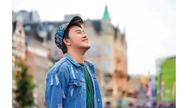 7 Gaya Danang Pradana saat Pakai Jaket Denim, Curi Perhatian
