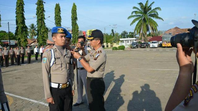 Bripka AF semasa hidup saat dilantik kenaikan pangkat (Liputan6.com / ist - Nefri Inge)