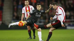  Pemain Liverpool,  Philippe Coutinho mencoba menghalau bola dari sepakan pemain Sunderland Adam Johnson pada Lanjutan Liga premier Inggris di Stadion Light, Inggris, Kamis (31/12/31) dini hari WIB. (Reuters/Lee Smith)