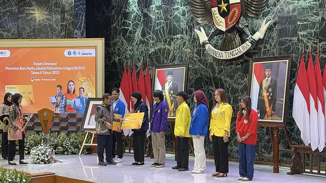 Gubernur DKI Jakarta Pramono Anung menyerahkan secara simbolis penerima Kartu Jakarta Mahasiswa Unggul (KJMU) Tahap II Tahun 2025.