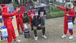 Sejumlah aktivis ICW dan Gerakan #BersihkanIndonesia melakukan aksi teatrikal di depan Gedung KPK, Jakarta, Rabu (8/12/2021). Aksi bertemakan Habis Gelap Tak Kunjung Terang tersebut sebagai bentuk keprihatinan negara Indonesia yang masih dilanda korupsi. (Liputan6.com/Herman Zakharia)