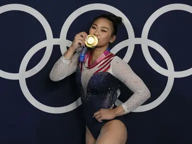Atlet senam asal Amerika Serikat, Sunisa Lee berpose usai meraih medali emas dalam final senam artistik putri dalam ajang Olimpiade Tokyo 2020, Kamis (29/7/2021). (Foto: AP/Gregory Bull)