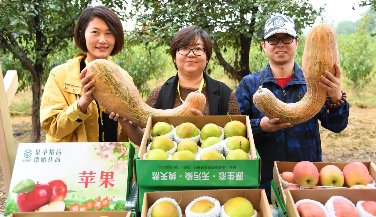 Para petani buah memamerkan produk-produk pertanian pada pembukaan acara perayaan untuk menandai festival panen petani China di Distrik Pinggu, Beijing, ibu kota China, pada 24 September 2020. (Xinhua/Ren Chao)