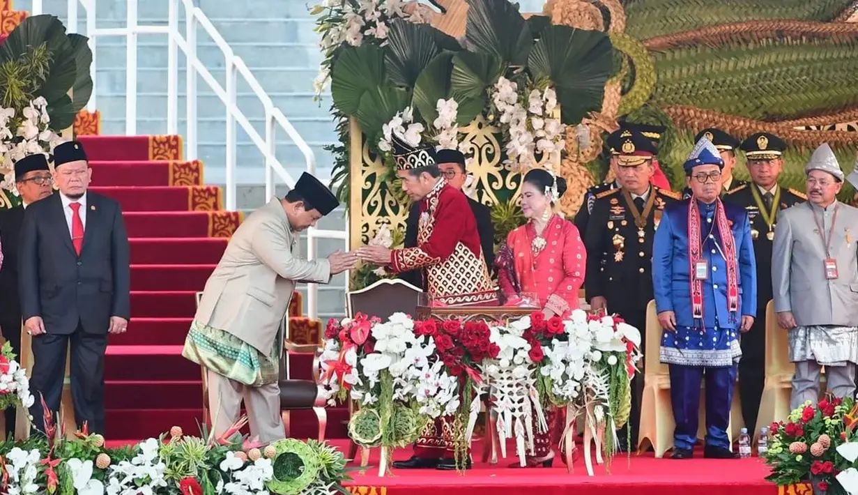 Setelah di pagi harinya Presiden dan Ibu Negara memilih mengenakan baju adat dari daerah Kutai, di Upacara Penurunan Bendera, Jokowi dan Iriana Jokowi tampil kompak serba merah dengan baju adat Banjar. [Foto: Instagram/jokowi]