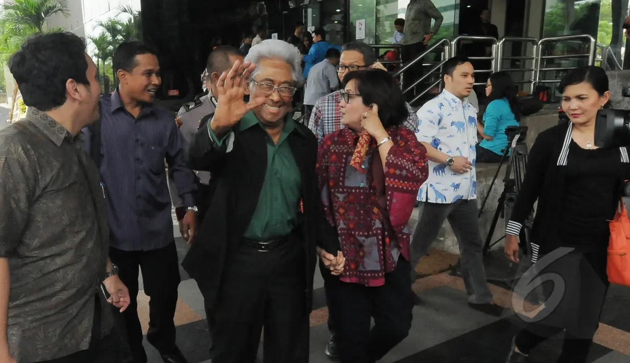 Adnan Buyung Nasution melambaikan tangan saat akan meninggalkan gedung KPK, Jakarta, Jumat (6/3/2015). Adnan mengungkapkan kliennya Anas Urbaningrum akan melakukan kasasi ke Mahkamah Agung atas vonis yang diterimanya. (Liputan6.com/Herman Zakharia)
