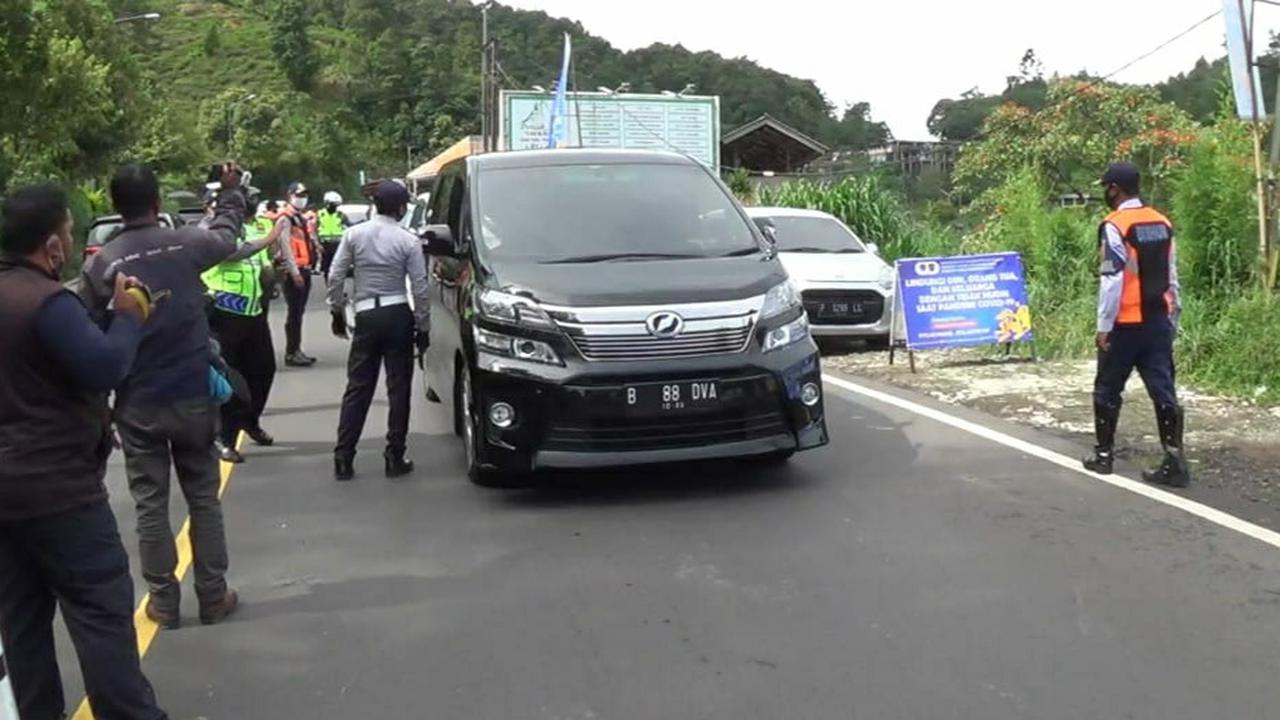 Sejumlah petugas gabungan melakukan penyekatan mengantisipasi kunjungan wisatawan di jalur Puncak, Bogor dan Cianjur, untuk mencegah kerumunan orang di tengah darurat wabah COVID-19.