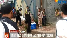Dalam penangkapan, Tim Densus juga menyita senjata tajam dan sebuah pistol jenis FN.