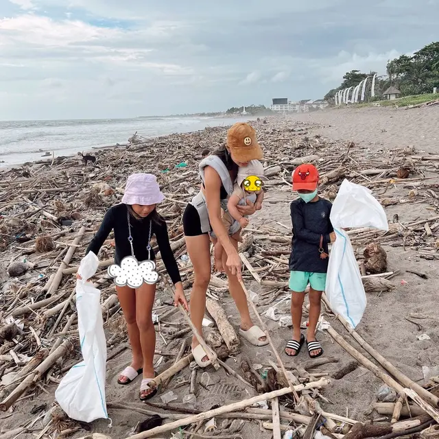 Ajak Anak Jaga Lingkungan, Ini 6 Potret Jennifer Bachdim Ikut Bersih Pantai di Bali