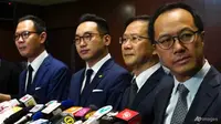 Kubu pro-demokrasi mengumumkan keputusan mereka dalam konferensi pers, beberapa jam setelah pemerintah Hong Kong mengatakan akan mendiskualifikasi empat legislator pro-demokrasi. (Foto: AP)