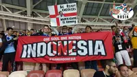 Suporter Indonesia di Piala Dunia memperkenalkan misi One Soul One Nation. (Bola.com/Dokumen Pribadi)