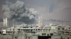 Kepulan asap membubung tinggi usai terjadi serangan udara dari pasukan Assad di wilayah Ghouta Timur, Suriah (7/2). Akibat serangan ini dilaporkan sedikitnya, 47 warga sipil tewas. (AFP Photo/Amer Almohibany)