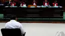 Di hadapan hakim persidangan, Anas khusyuk dengan catatannya, Jakarta, Kamis (11/9/2014) (Liputan6.com/Andrian M Tunay)