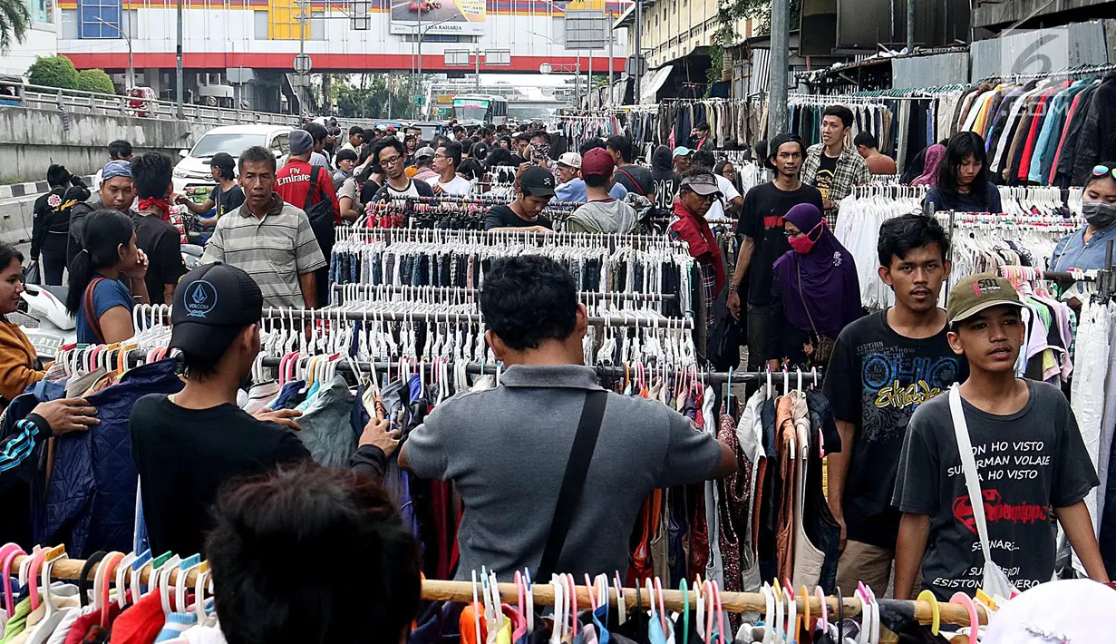 Sejumlah calon pembeli memilih pakaian bekas di kawasan Pasar Senen, Jakarta, Sabtu (24/6). Menjelang lebaran ribuan pakaian bekas membanjiri di kawasan pasar Senen, harga baju yang dijual bervariasi mulai Rp 35000- RP 5000. (Liputan6.com/Angga Yuniar)