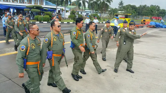 Panglima TNI, Kapolri, KSAD, KSAL, berpakaian pilot tempur di Halim Perdana Kusuma, Rabu (20/12/2017). (Liputan6.com/Nanda Perdana Putra)