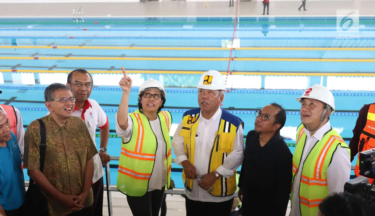 Menteri Keuangan Sri Mulyani bersama Menteri PUPR Basuki Hadimuljono meninjau Stadion Akuatik di kompleks Gelora Bung Karno, Jakarta, Kamis (23/11).Sri Mulyani dan Menteri Basuki mengunjungi sejumlah venue Asian Games 2018. (Liputan6.com/Angga Yuniar)