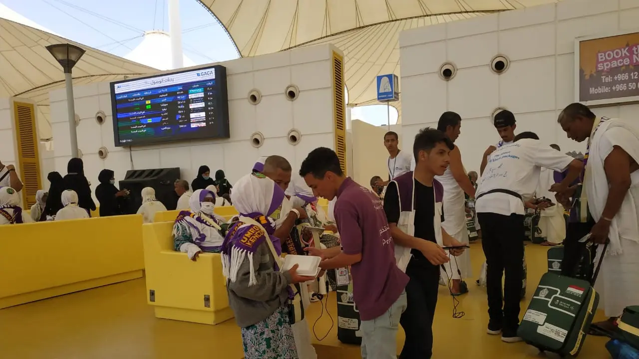 Pekerja Telepon Seluler Arab Saudi menawarkan kartu perdana gratis ke jemaah haji Indonesia. Liputan6.com/Nurmayanti