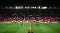 Suasana latihan para pemain Sevilla jelang menghadapi Manchester United pada leg kedua babak 16 besar Liga Champions di stadion Old Trafford di Manchester, Inggris (12/3). Pada leg pertama Sevilla bermain imbang 0-0 atas MU. (AFP Photo/Oli Scarff)