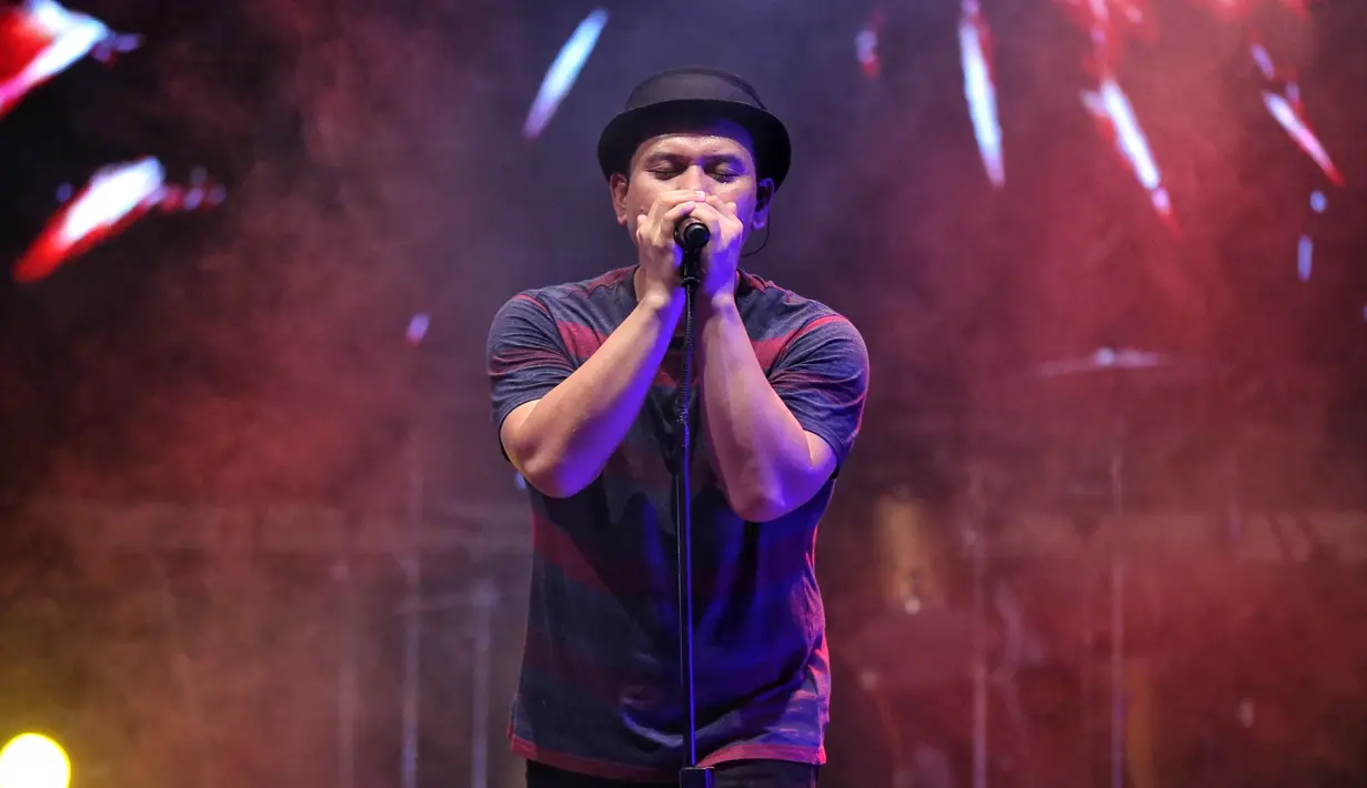 Dari atas panggung itu juga Fadli mewakili teman-teman bandnya mengatakan bahwa mereka sangat bahagia bisa kembali men ghibur penonton setelah tujuh tahun memilih vakum sementara waktu.(Adrian Putra/Bintang.com)