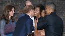 Pangeran Harry saat mencium pipi Michelle Obama saat Presiden AS Barack Obama berkunjung ke Kensington Palace, London , Inggris (22/4). Mereka akan mengadakan acara makan malam. (REUTERS / Kevin Lamarque)