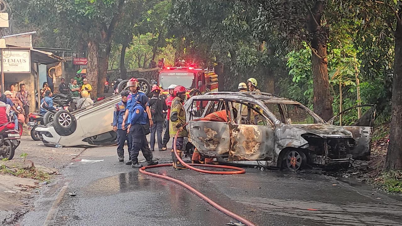 Satu unit mobil hangus terbakar di Jalan Dahlan Raya, Cimanggis, Depok. Diduga hal ini akibat keributan antar kelompok yang terjadi pada Jumat 18 April 2025 sekitar pukul 07.05 WIB.