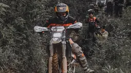 Di tengah kesibukannya, pemilik nama lengkap Jhoni Rhoma Billy Iskandar ini berpetualang menyusuri alam menggunakan motor trail. Tak lupa, ia menggunakan peralatan yang lengkap. (Liputan6.com/IG/@bilsky16)