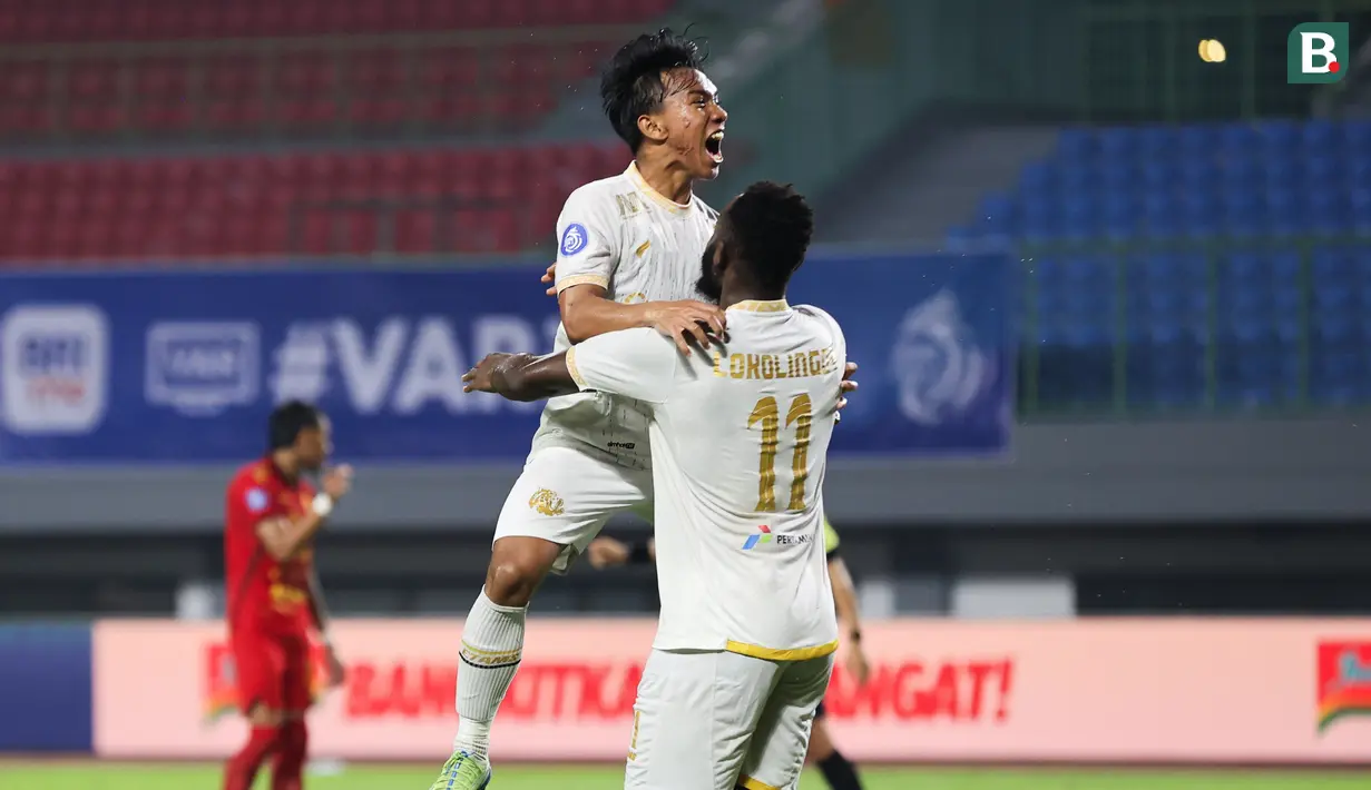 Arkhan Fikri memeluk Charles Lokolingoy merayakan gol ketiga Arema FC ke gawang Persija Jakarta  dalam laga pekan 26 BRI Liga 1 2024/2025 yang digelar di Stadion Patriot Candrabhaga, Bekasi, Minggu (9/3/2025) malam WIB.
