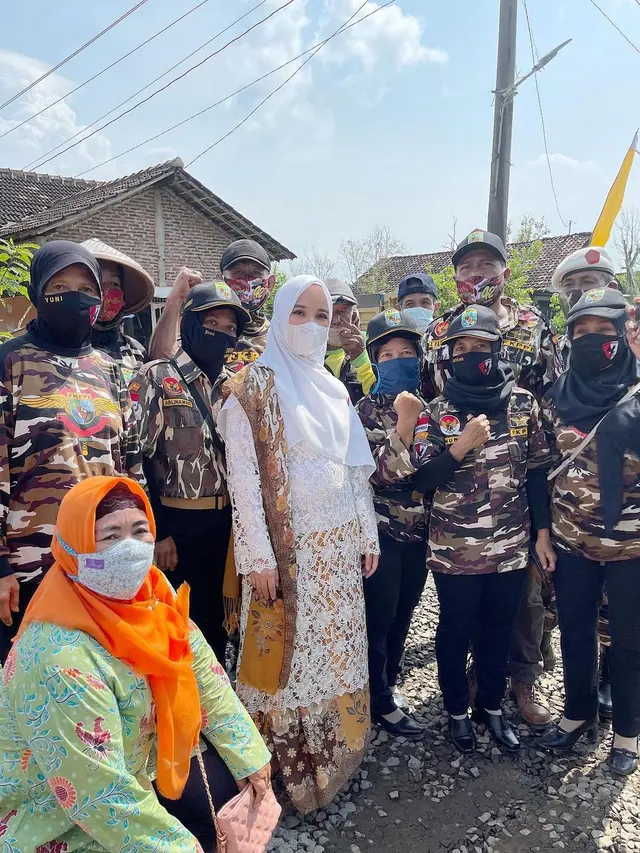 6 Potret Chacha Frederica saat Kunjungan Kerja, Penampilannya Curi Perhatian