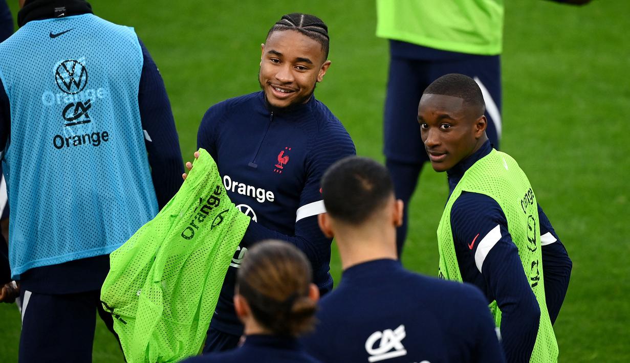 Penyerang Prancis, Christopher Nkunku (tengah) dan Fance Moussa Diaby menghadiri sesi latihan di Stadion Velodrome di Marseille, Prancis selatan (24/3/2022). Prancis akan bertanding melawan Pantai Gading pada pertandingan persahabatan. (AFP/Franck Fife)
