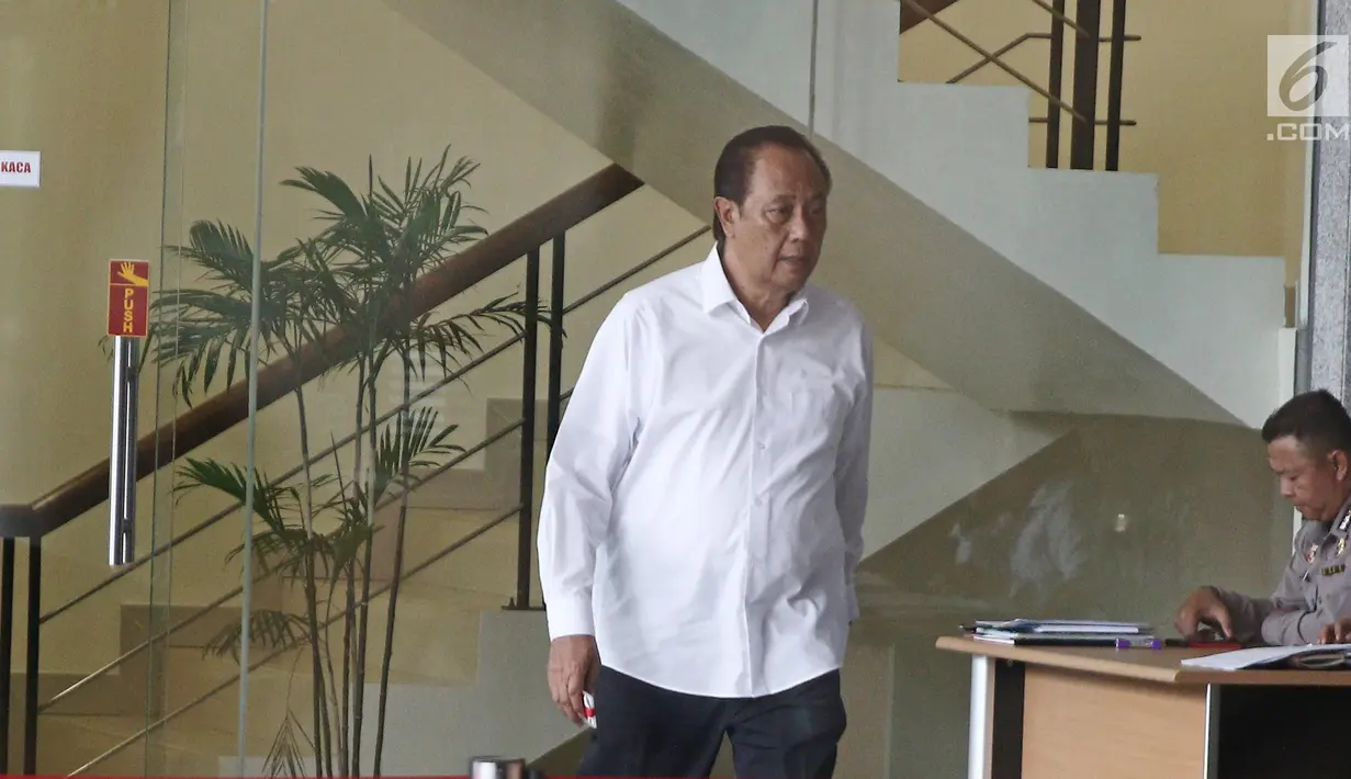 Mantan kapten pilot Garuda, Agus Wahjudo usai menjalani pemeriksaan di gedung KPK, Jakarta, Rabu (21/3). Agus Wahjudo menjalani pemeriksaan terkait kasus dugaan suap pengadaan pesawat dan mesin pesawat di PT Garuda Indonesia.(Liputan6.com/Herman Zakharia)