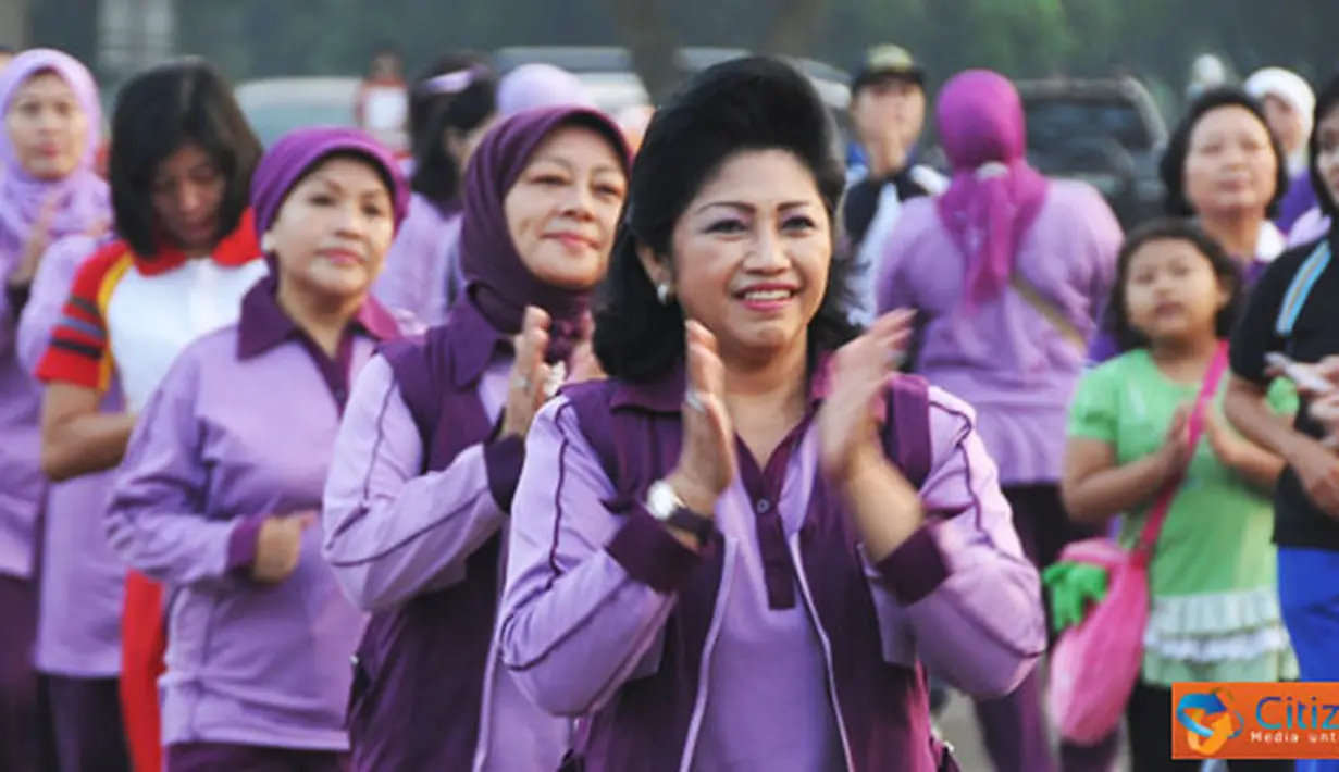 Citizen6, Jakarta: Tetty Agus Suhartono selaku Ketua Umum Ikatan Kesejahteraan Keluarga TNI (IKKT) Pragati Wira Anggini dalam acara gerak jalan santai di Mabes TNI Cilangkap, Jumat (8/7). (Pengirim: Badarudin Bakri)
 