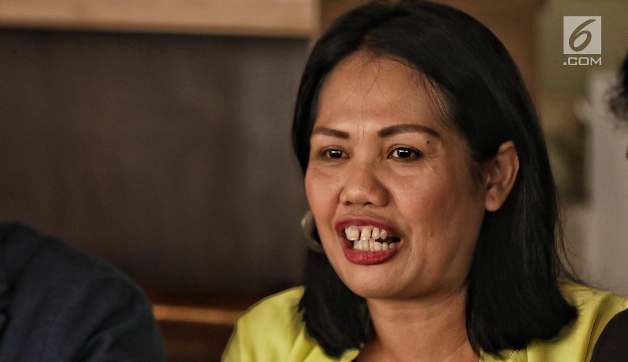 Artis Elly Sugigi memberi klarifikasi atas kasusnya dengan Tessa Mariska di Jakarta, Selasa (28/8). Menurut Elly, dirinya sudah membayar utangnya kepada Tessa pada 1 Agustus 2018. (Liputan.com/Faizal Fanani)