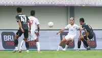 Pemain Arema FC, Pablo Angle Ariel Lucero (tengah kanan) mengumpan bola pada laga pekan pertama BRI Liga 1 2023/2024 antara Dewa United melawan Arema FC di Stadion Indomilk, Tangerang, Minggu (2/7/2023). (Bola.com/Bagaskara Lazuardi)