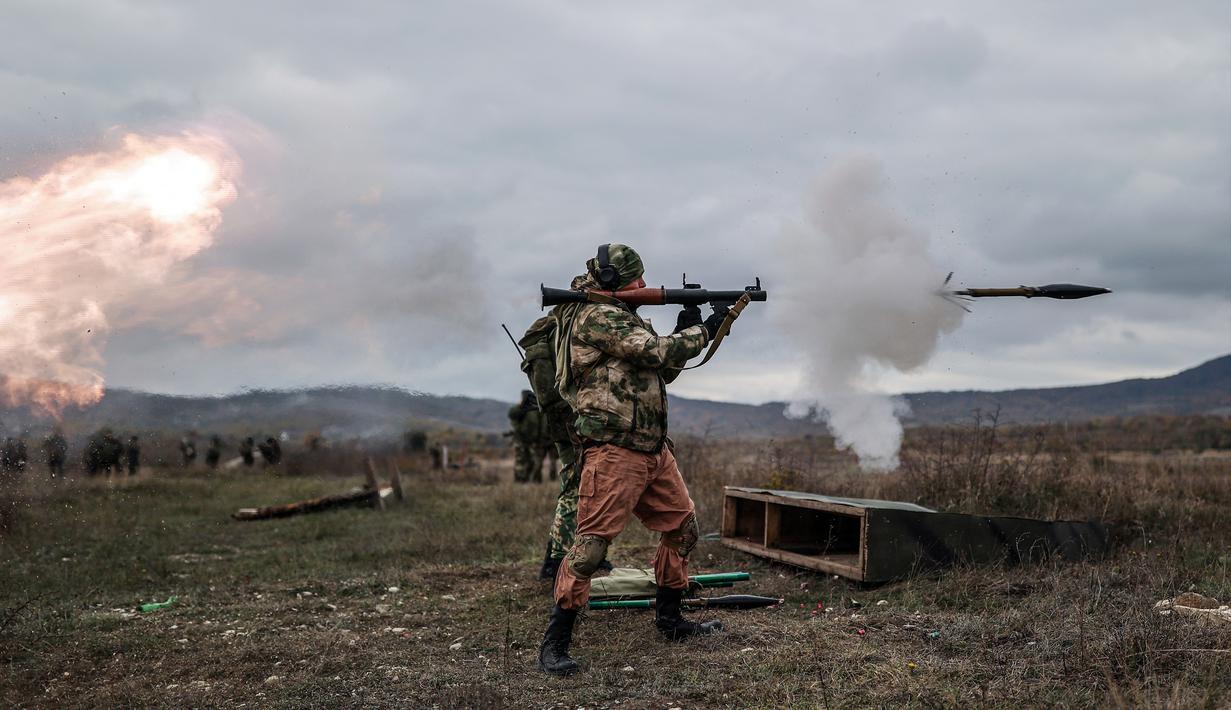 Seorang rekrutan menembakkan rudal portabel saat pelatihan militer di lapangan tembak di wilayah Krasnodar, Rusia, 21 Oktober 2022. Presiden Rusia Vladimir Putin beberapa waktu lalu mengumumkan mobilisasi militer parsial. Akan ada 300.000 tentara cadangan dikirim berperang ke Ukraina. (AP Photo)