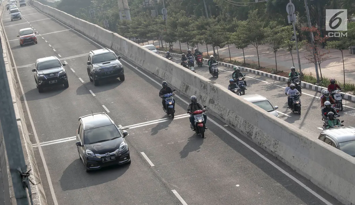 Pengendara sepeda motor melintasi Jalan Layang Non-Tol (JLNT) Kampung Melayu-Tanah Abang, Jakarta, Kamis (30/8). Meski berulang kali ditertibkan, sejumlah pemotor tetap nekat melintasi jalur khusus mobil tersebut. (Liputan6.com/Immanuel Antonius)