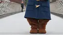 Seseorang yang mengenakan kostum Paddington Bear berpose dengan latar belakang Katedral St. Paul di London, Inggris (30/5). Paddington adalah karakter film berwujud beruang dari Peru yang melakukan perjalanan ke London. (AP/Frank Augstein)