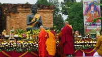 Ilustrasi- Sejumlah umat Buddha saat melaksanakan peribadatan menyambut detik-detik waisak di Candi Muarajambi tahun 2019. (Liputan6.com / dok Gresi Plasmanto)