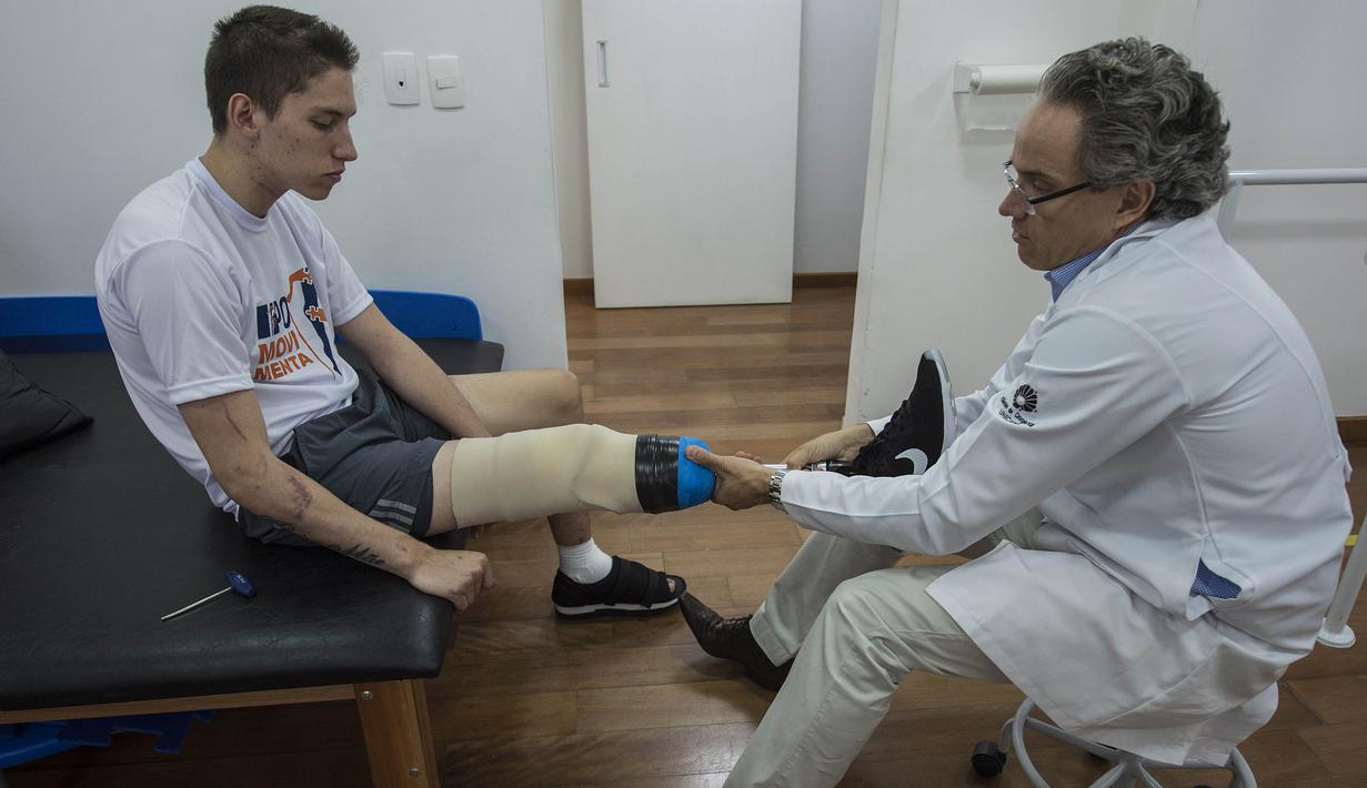 Meski selamat dari kecelakaan pesawat, Jakson Follmann, harus kehilangan kaki kanannya karena diamputasi. (AFP/Nelson Almeida)