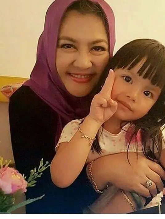 Sebagai seorang ibu, berusaha menenangkan putrinya, Denada yang sudah nangis. Meski ia juga shock mendengarnya. (instagram/senator_emiliacontessa)