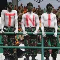 Pendukung klub bola Indonesia, Jakmania dan Viking Persib disebut suporter paling rusuh. Tapi mereka langsung kalem ketemu suporter PS TNI