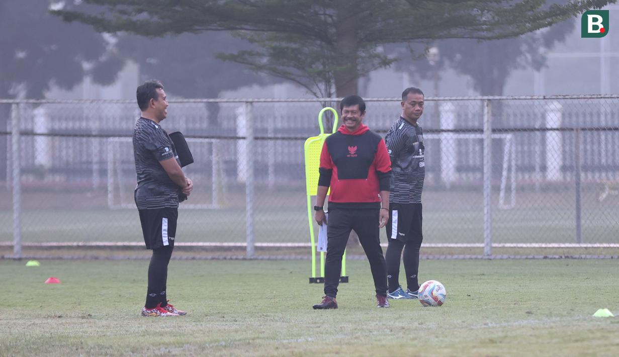 Pelatih kepala Timnas Indonesia U-20, Indra Sjafri (tengah) didampingi dua asistennya, Bima Sakti (kiri) dan Eko Purjianto saat memimpin sesi latihan terakhir di Lapangan ABC, Kompleks Gelora Bung Karno (GBK), Senayan, Jakarta, Jumat (24/5/2024) pagi, menjelang keberangkatan ke Italia untuk pemusatan latihan (TC) di Como dan selanjutnya mengikuti Toulon Tournament 2024 di Prancis. (Bola.com/Abdul Aziz)